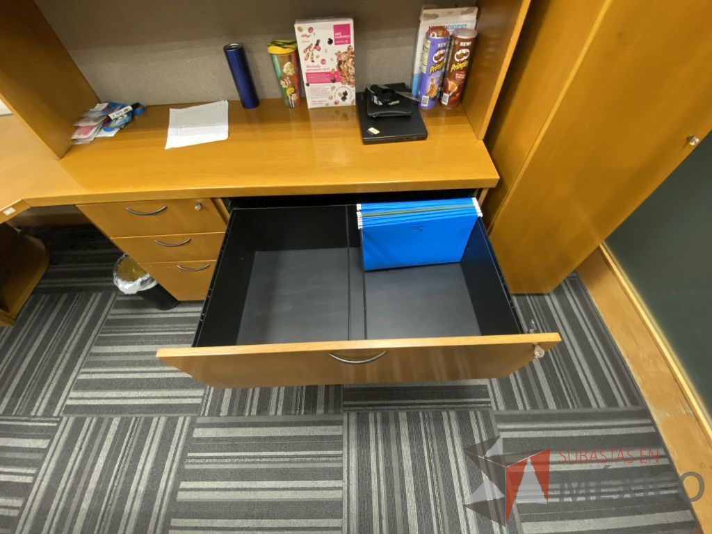 Lote 125 - Escritorio en escuadra con 5 cajones y gabinete superior de 4 puertas color madera - Imagen 3