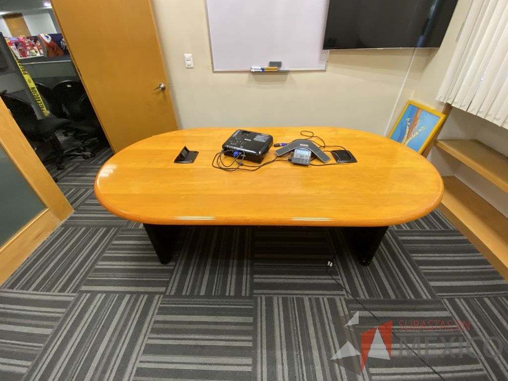 Lote 123 - Mesa de sala de juntas para 4 personas con base color negro