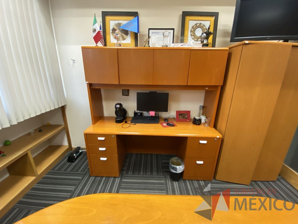 Lote 133 - Escritorio con 5 cajones y gabinete superior de 4 puertas color madera