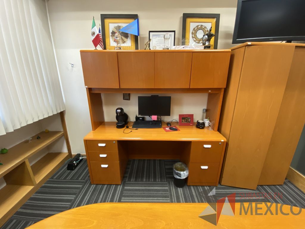 Lote 130 - Escritorio con 5 cajones y gabinete superior de 4 puertas color madera - Imagen 2
