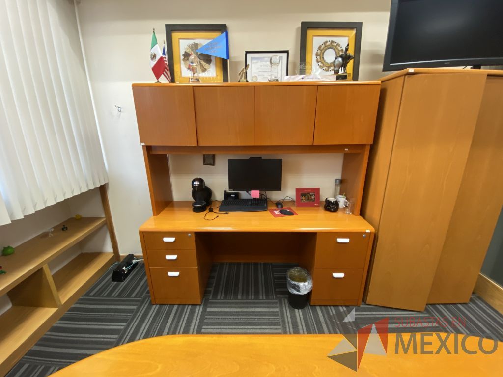 Lote 130 - Escritorio con 5 cajones y gabinete superior de 4 puertas color madera - Imagen 3