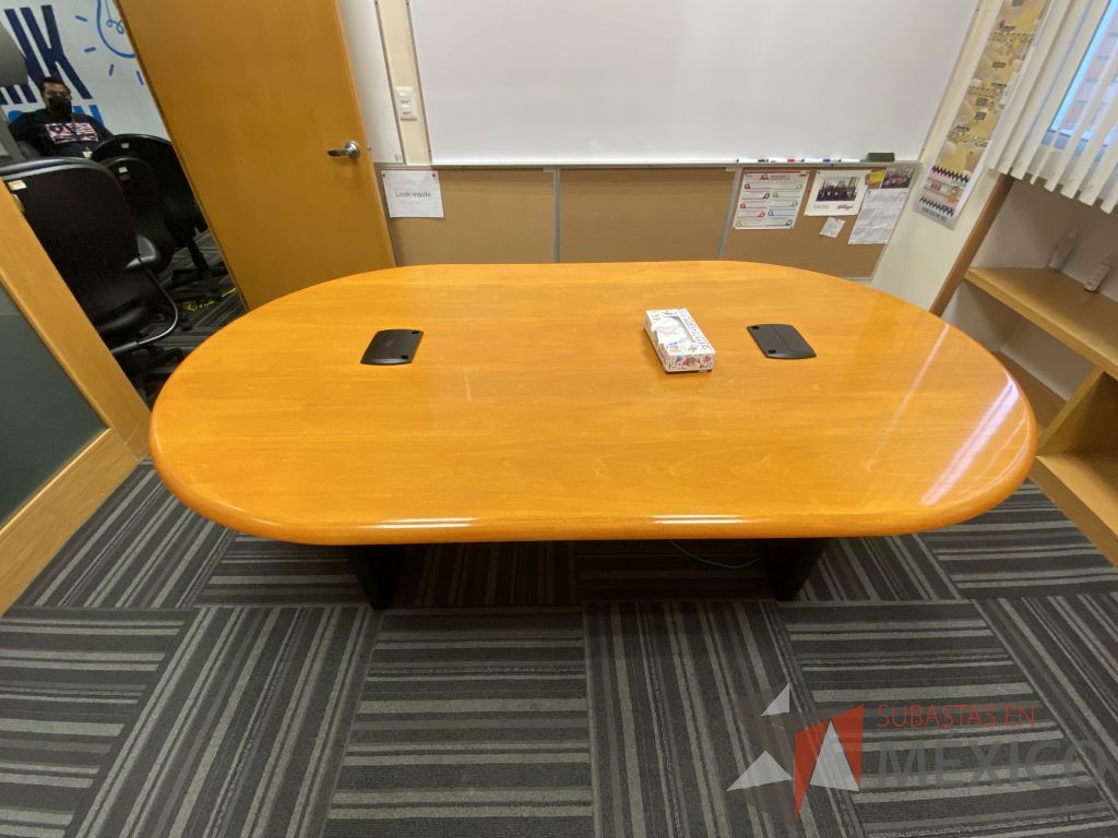Lote 132 - Mesa de sala de juntas para 4 personas con base color negro,cubierta ovalado color madera y accesorios para conexiones