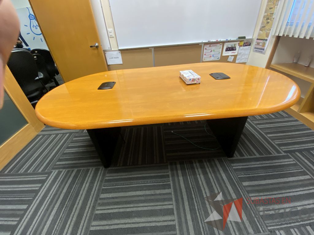 Lote 129 - Mesa de sala de juntas para 4 personas con base color negro, cubierta ovalado color madera y accesorios para conexiones - Imagen 2