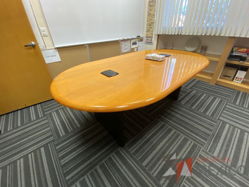 Lote 129 - Mesa de sala de juntas para 4 personas con base color negro, cubierta ovalado color madera y accesorios para conexiones - Imagen 3
