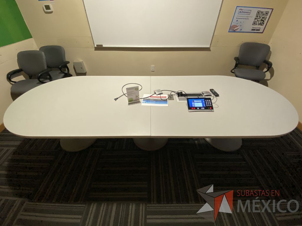 Lote 135 - Mesa de sala de juntas para 8 personas con base metálica y cubierta color gris - Imagen 2