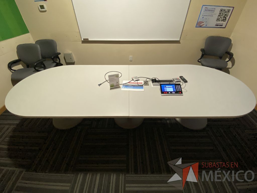 Lote 135 - Mesa de sala de juntas para 8 personas con base metálica y cubierta color gris - Imagen 3