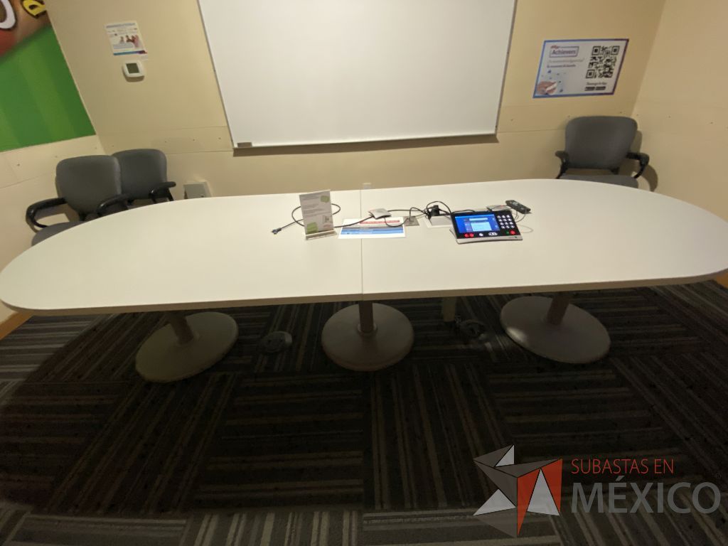 Lote 135 - Mesa de sala de juntas para 8 personas con base metálica y cubierta color gris - Imagen 4