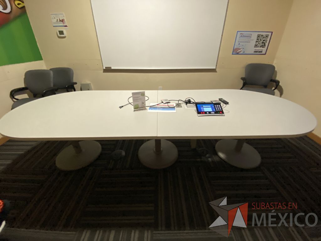 Lote 135 - Mesa de sala de juntas para 8 personas con base metálica y cubierta color gris - Imagen 5