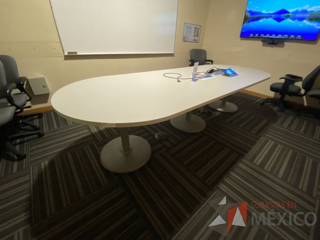 Lote 135 - Mesa de sala de juntas para 8 personas con base metálica y cubierta color gris