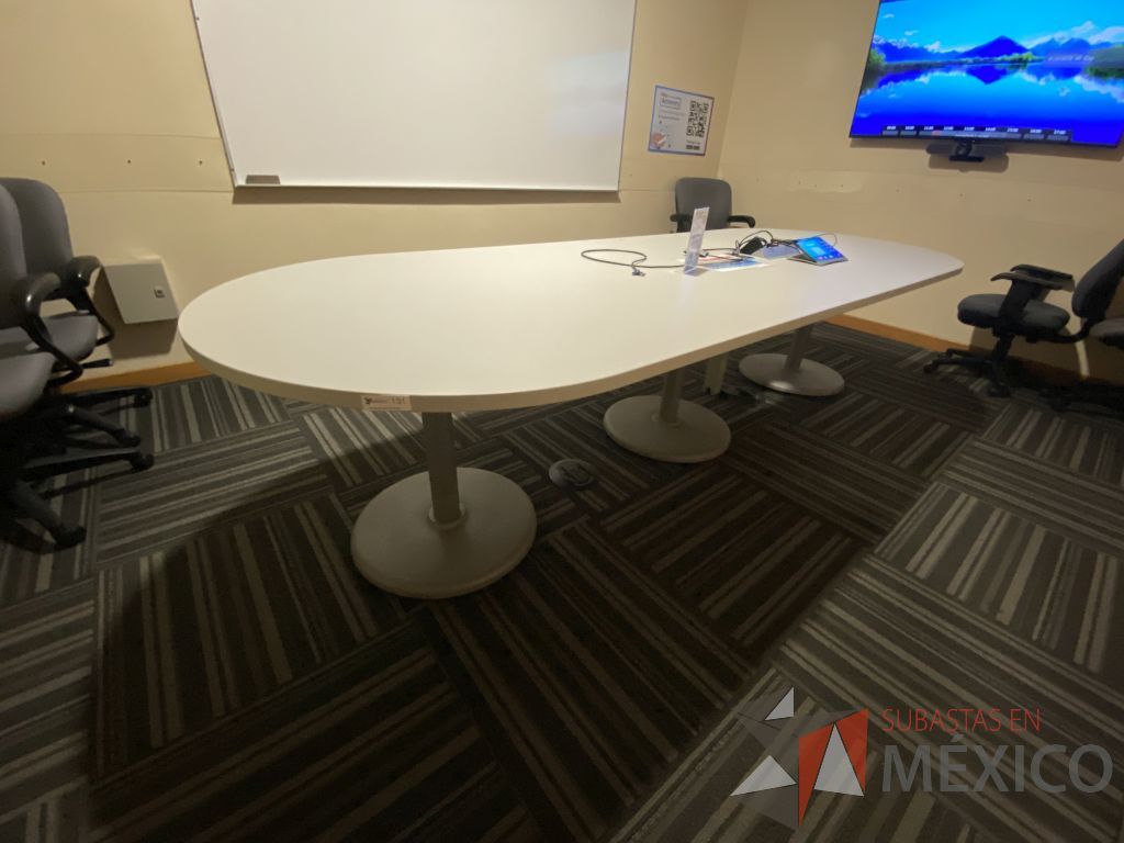 Lote 135 - Mesa de sala de juntas para 8 personas con base metálica y cubierta color gris - Imagen 6