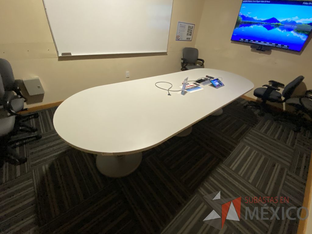 Lote 135 - Mesa de sala de juntas para 8 personas con base metálica y cubierta color gris - Imagen 7