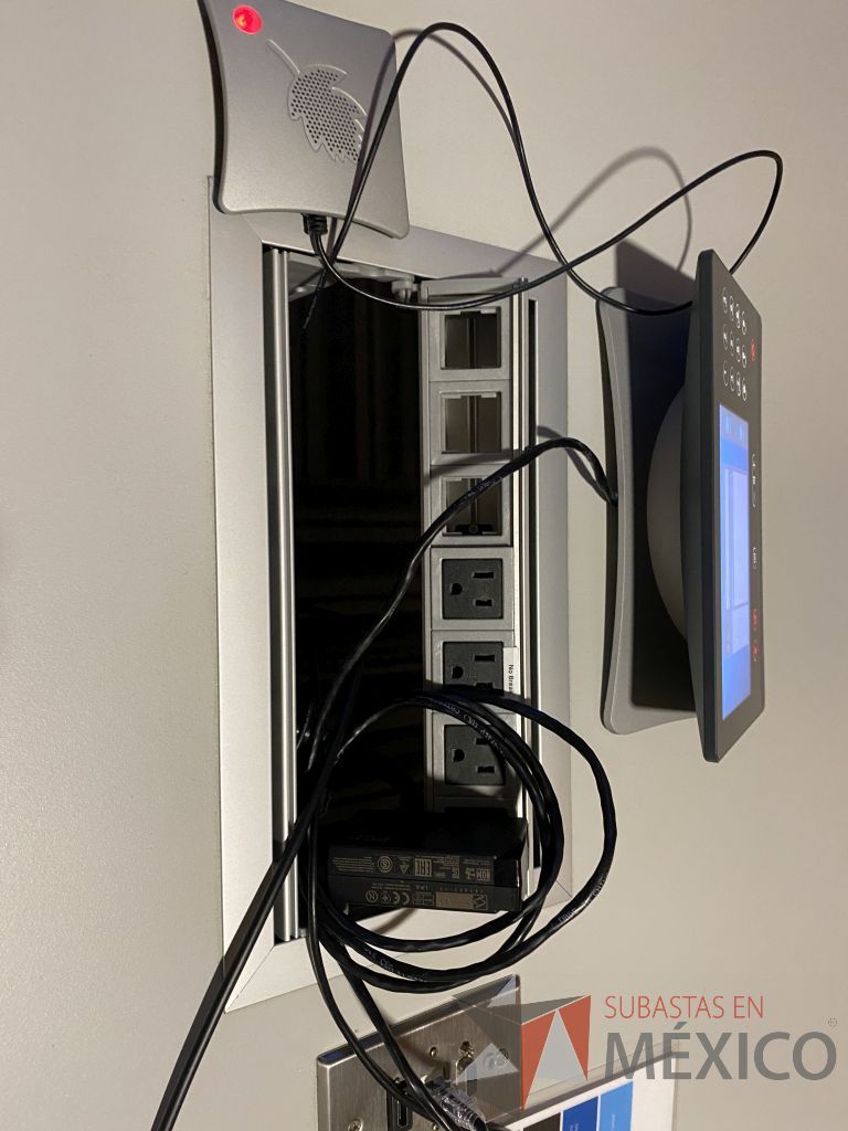 Lote 135 - Mesa de sala de juntas para 8 personas con base metálica y cubierta color gris - Imagen 9