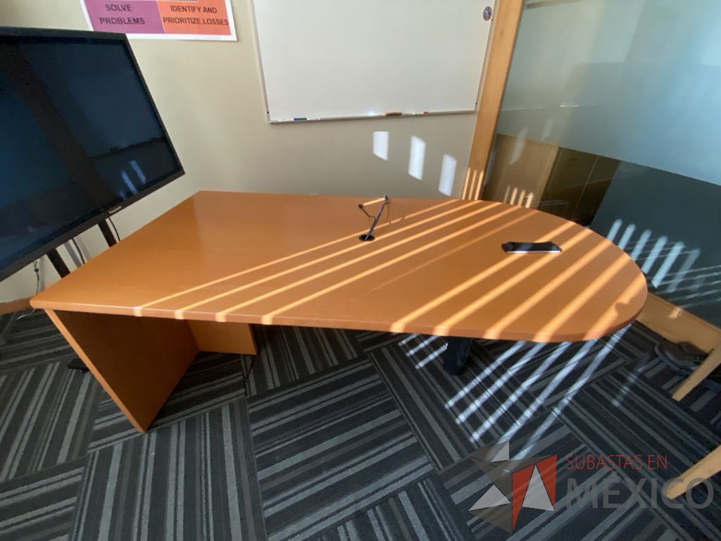 Lote 139 - Mesa de trabajo en forma de bala con base metálica y cubierta color madera