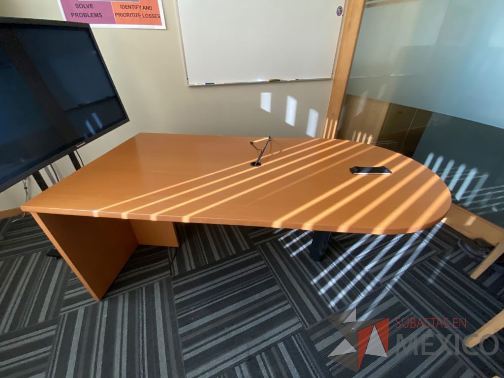 Lote 139 - Mesa de trabajo en forma de bala con base metálica y cubierta color madera - Imagen 2