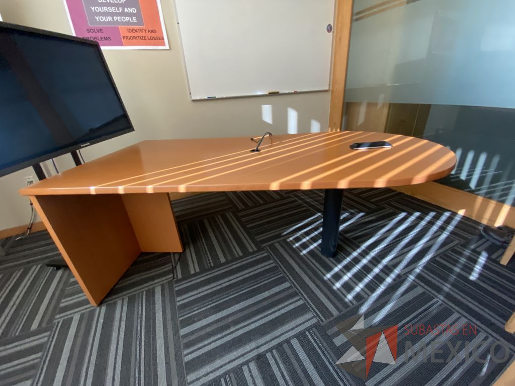 Lote 139 - Mesa de trabajo en forma de bala con base metálica y cubierta color madera - Imagen 3