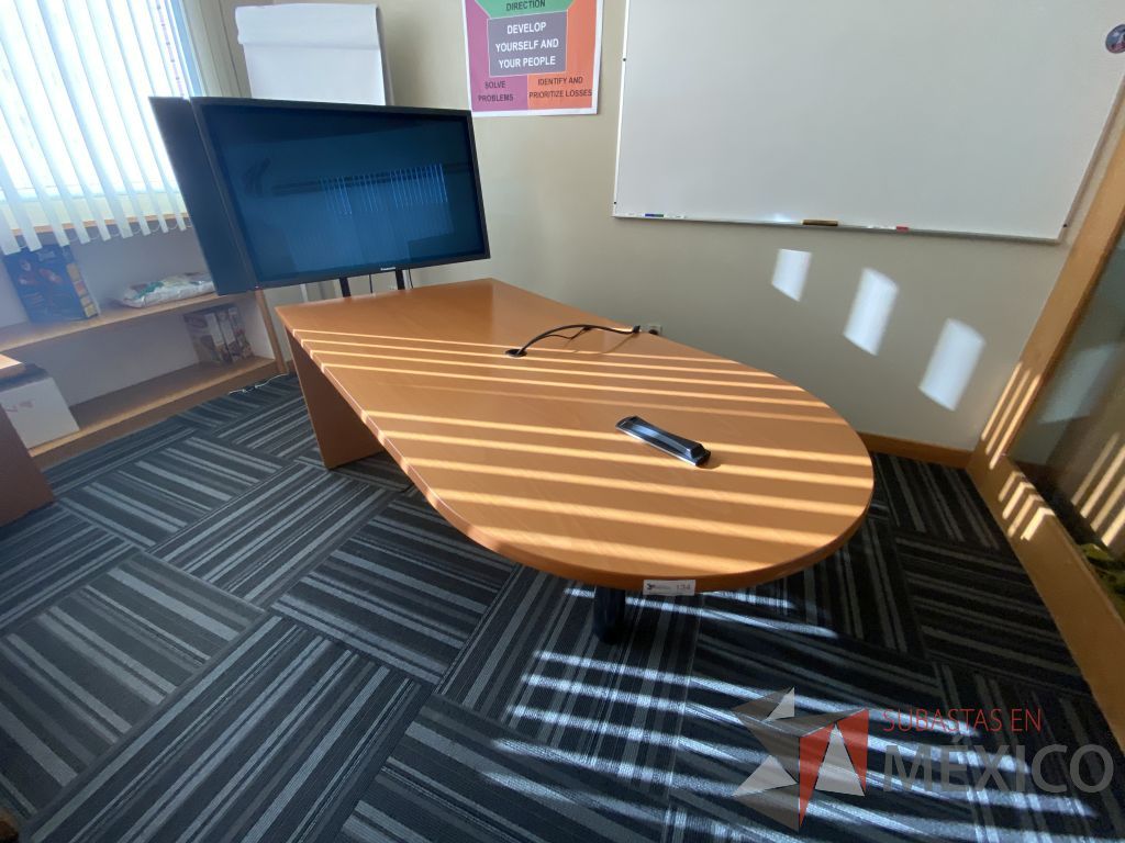 Lote 139 - Mesa de trabajo en forma de bala con base metálica y cubierta color madera - Imagen 4