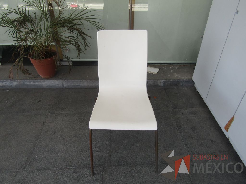 Lote 089 - 5 Sillas con patas metálicas, asiento y respaldo en plástico color blanco.