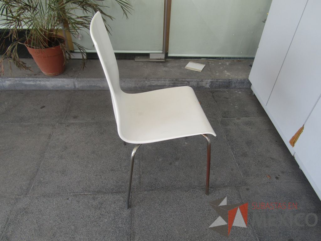 Lote 089 - 5 Sillas con patas metálicas, asiento y respaldo en plástico color blanco. - Imagen 2