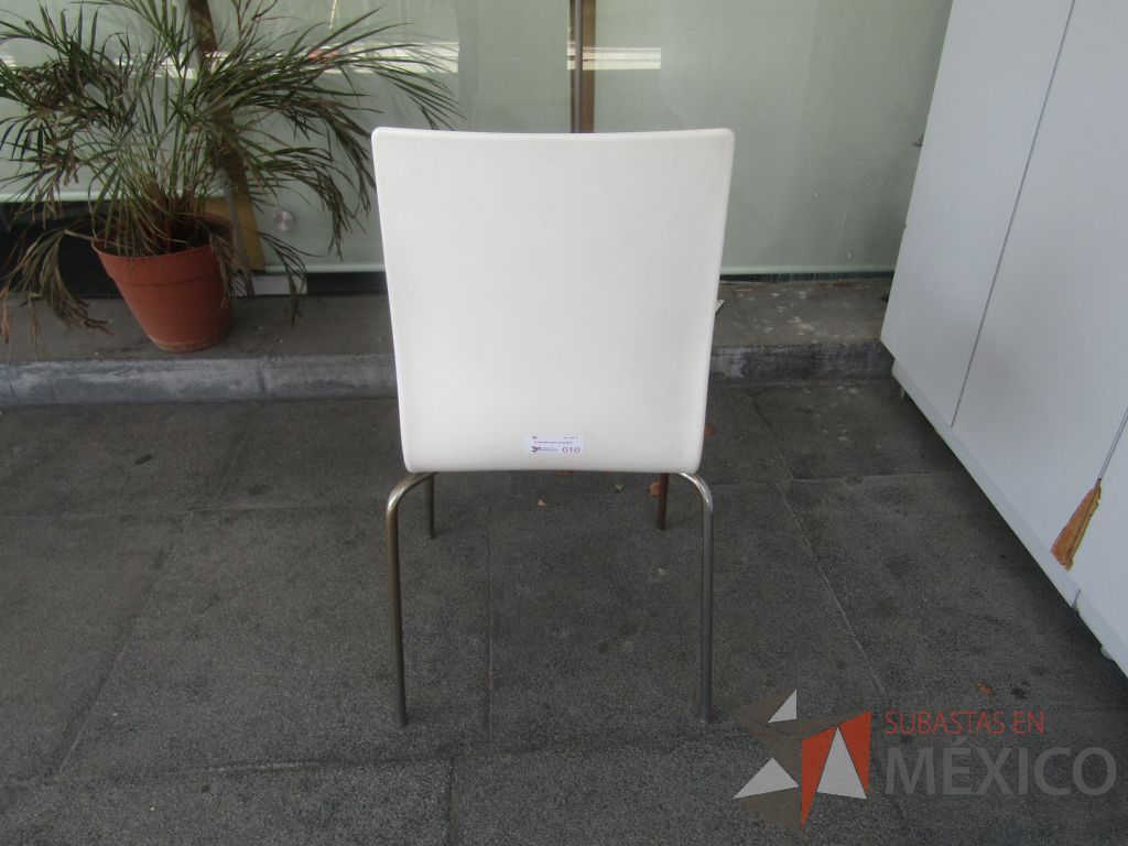 Lote 089 - 5 Sillas con patas metálicas, asiento y respaldo en plástico color blanco. - Imagen 3