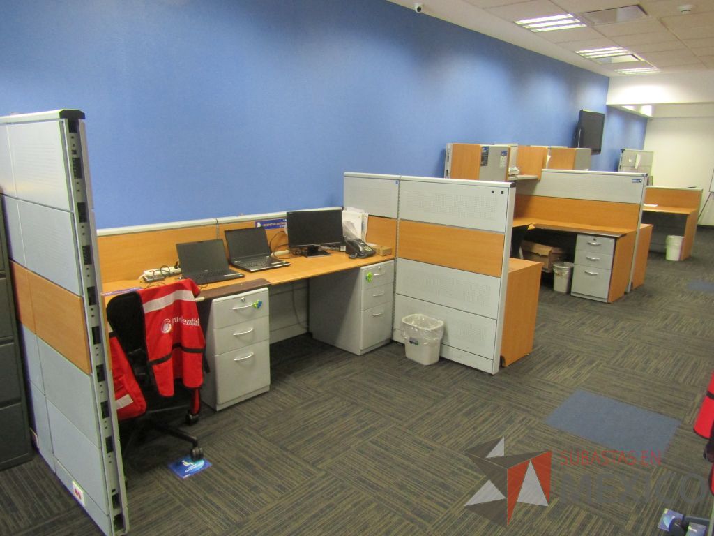 Lote 001 - Estación de trabajo para 6 personas, con 6 archiveros de 3 cajones , 2 gavetas y 2 repisas. - Imagen 2