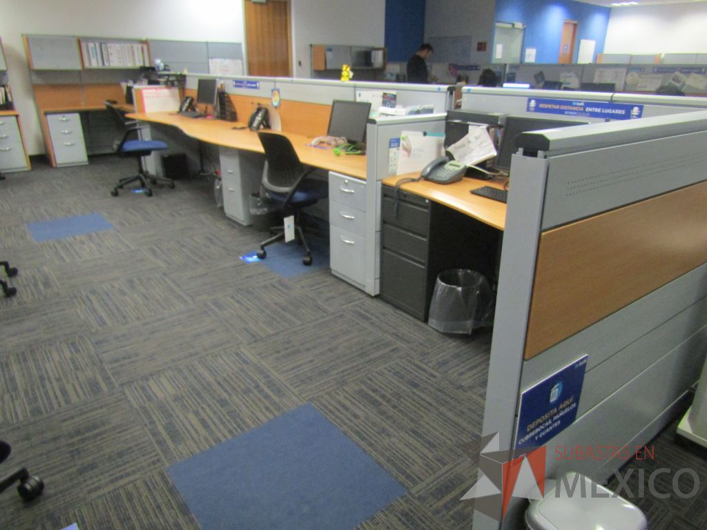 Lote 076 - Estación de trabajo para 10 personas con 10 archiveros de 3 cajones