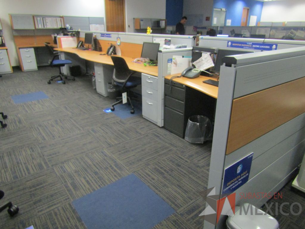 Lote 076 - Estación de trabajo para 10 personas con 10 archiveros de 3 cajones - Imagen 2