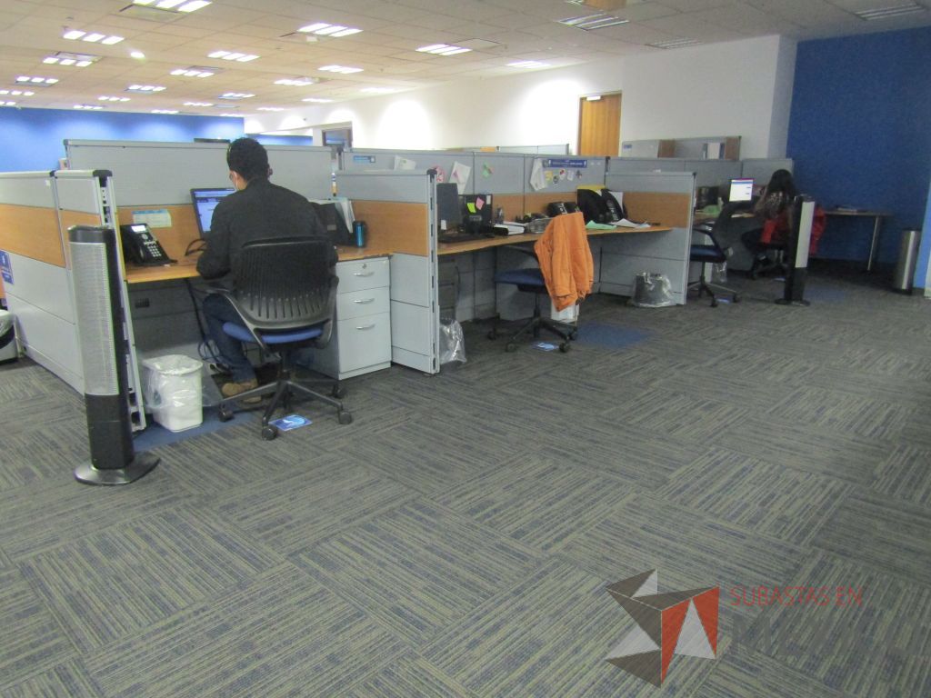 Lote 108 - Estación de trabajo para 10 personas con 10 archiveros de 3 cajones