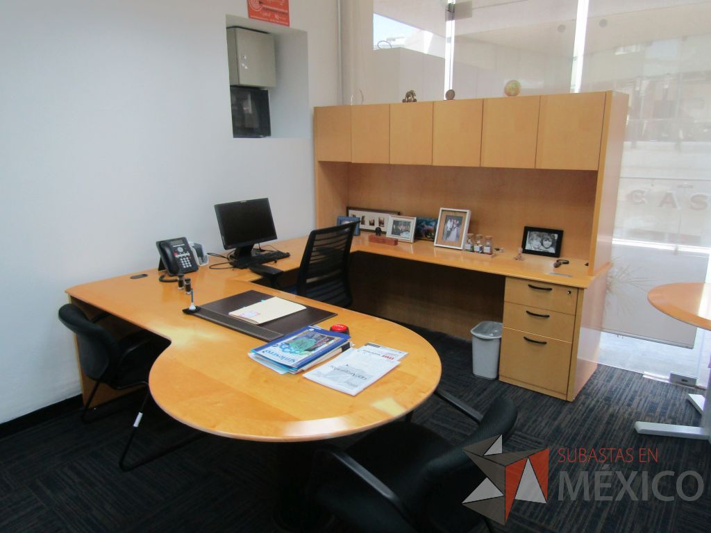 Lote 113 - Escritorio en forma de herradura con archivero de 3 cajones, con librero sobrepuesto con 4 puertas - Imagen 2