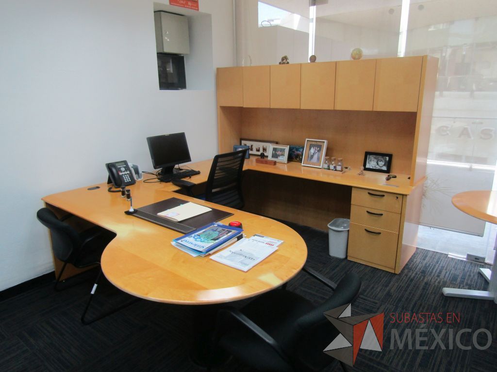 Lote 113 - Escritorio en forma de herradura con archivero de 3 cajones, con librero sobrepuesto con 4 puertas
