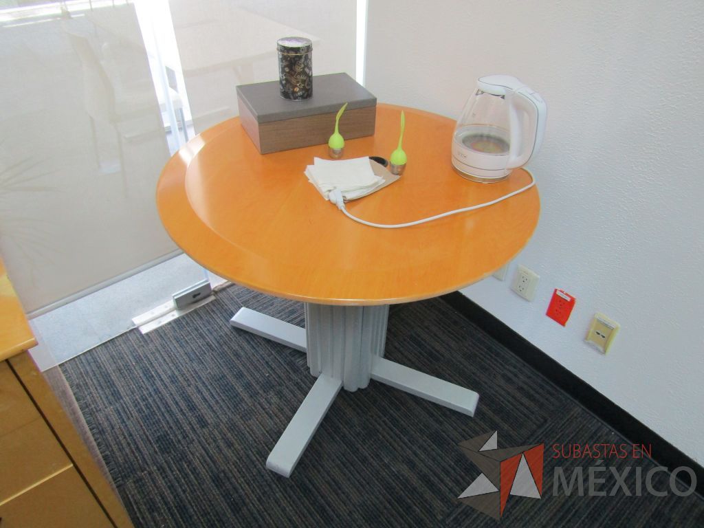 Lote 082 - Mesa de apoyo con base metálica. - Imagen 2