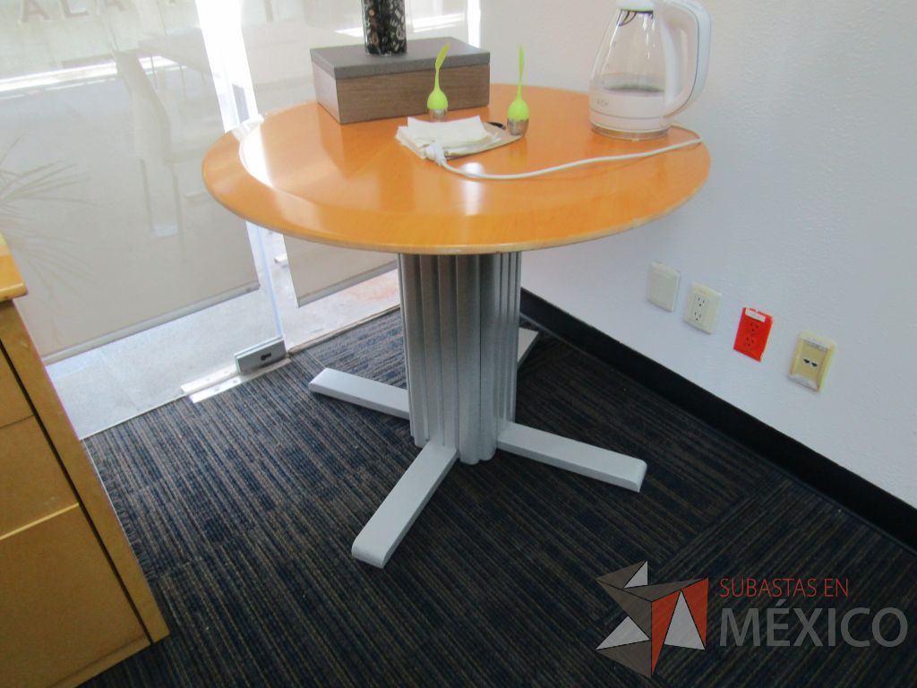 Lote 082 - Mesa de apoyo con base metálica.