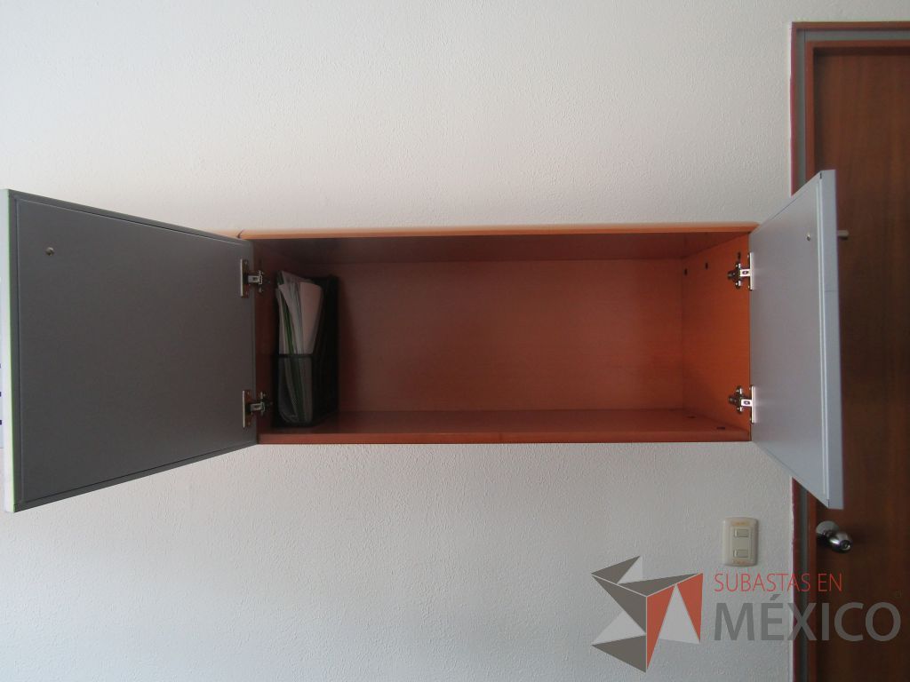 Lote 084 - Escritorio en forma de herradura con orificios para cable, archivero de 3 cajones y 2 repisas con 2 puertas empotradas. - Imagen 5