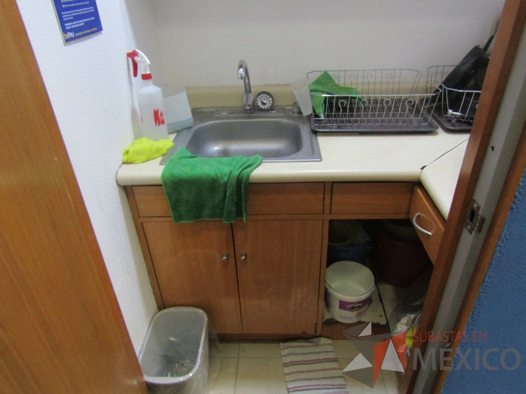 Lote 086 - Mueble con tarja, 1 cajón y 2 puertas. Alacena con 4 puertas - Imagen 3