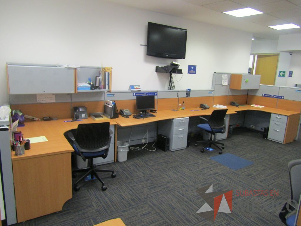 Lote 002 - Estación de trabajo lineal para 4 personas con 4 archiveros de 3 cajones - Imagen 2