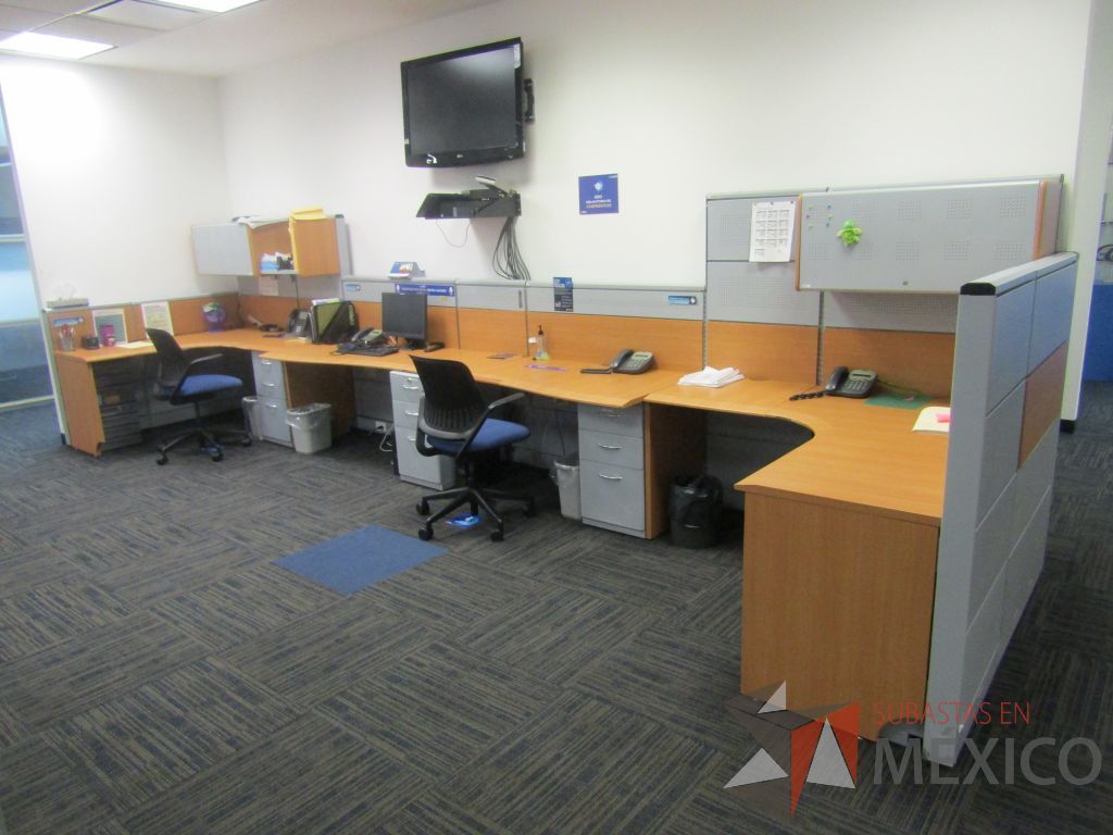 Lote 002 - Estación de trabajo lineal para 4 personas con 4 archiveros de 3 cajones