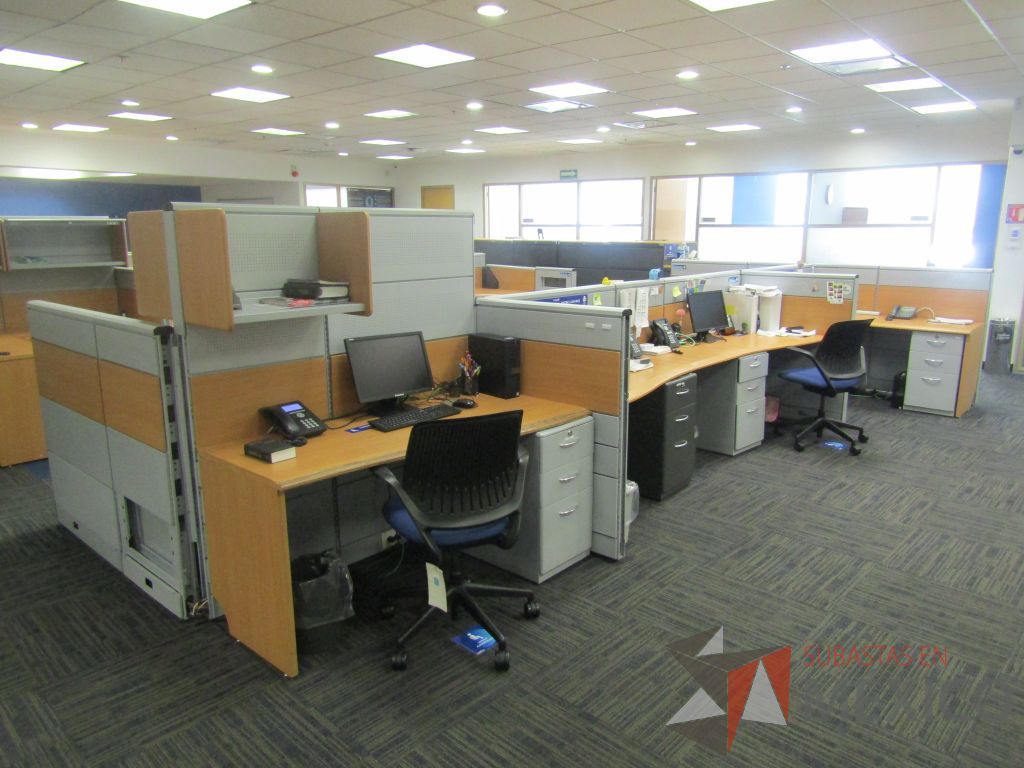 Lote 089 - Estación de trabajo para 8 personas con 8 archiveros de 3 cajones y 2 repisas.