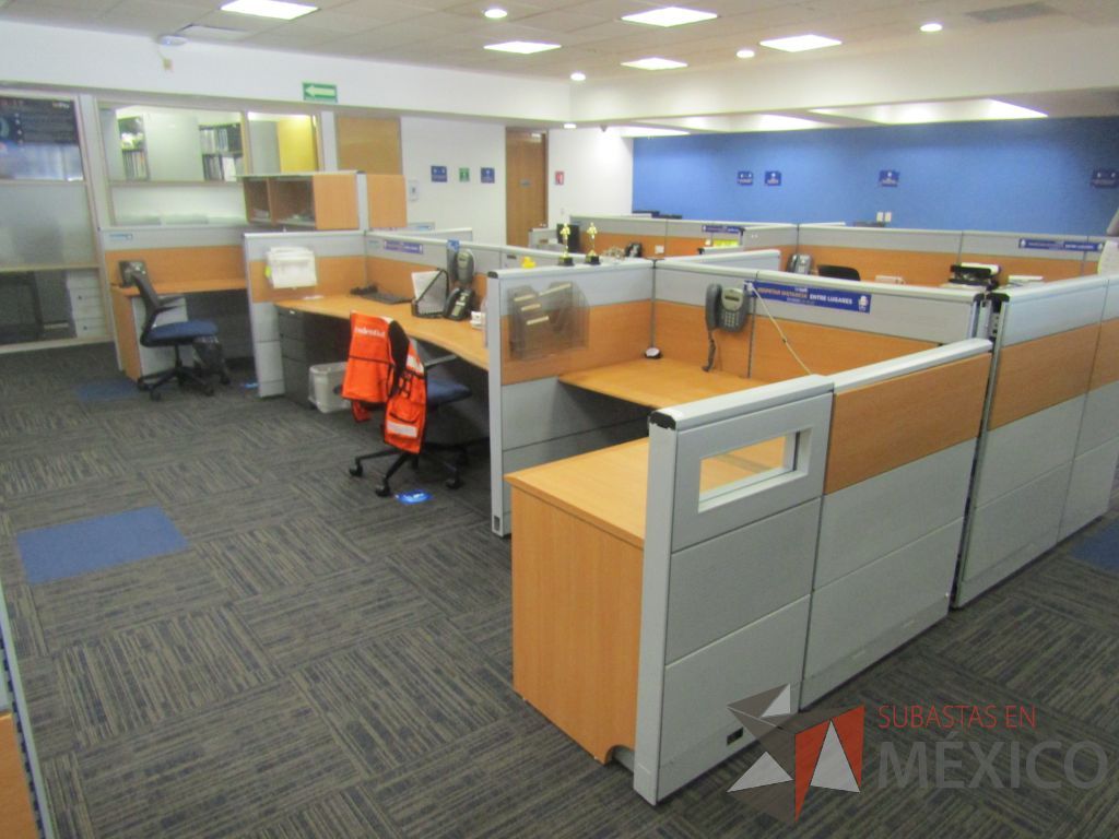 Lote 119 - Estación de trabajo para 8 personas con 8 archiveros de 3 cajones y 4 repisas