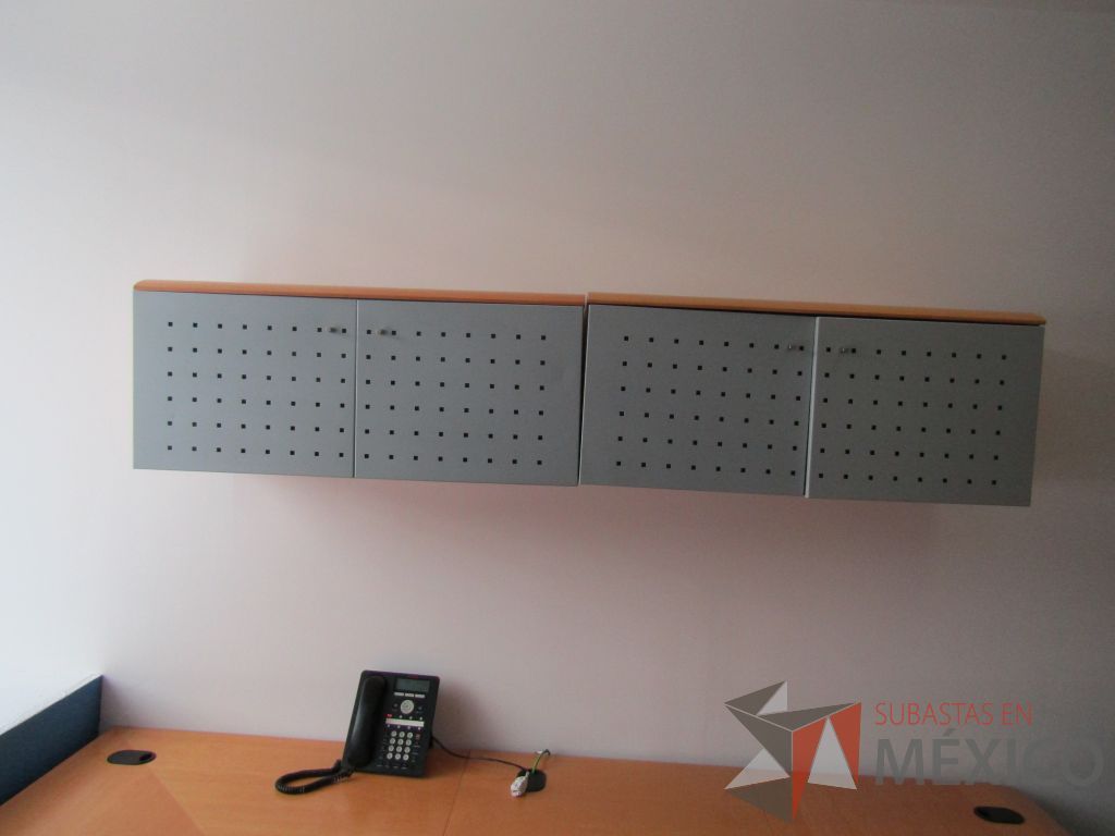 Lote 092 - Escritorio en forma de herradura con orificios para cable, 1 archivero de 3 cajones y 2 gavetas empotradas con 2 puertas. - Imagen 2