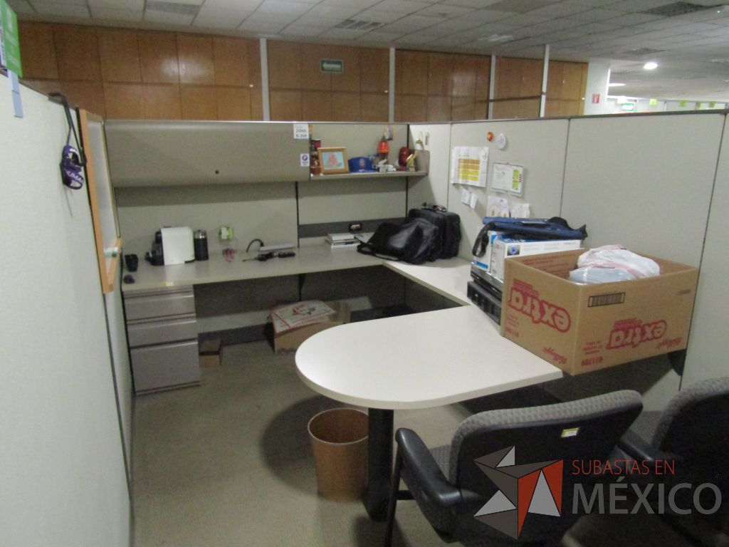 Lote 001 - Estación de trabajo para 9 personas con mampara alta - Imagen 4