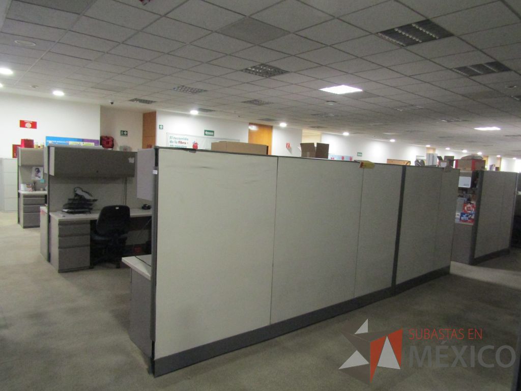 Lote 002 - Estación de trabajo para 16 personas con mampara alta con 16 gavetas - Imagen 3