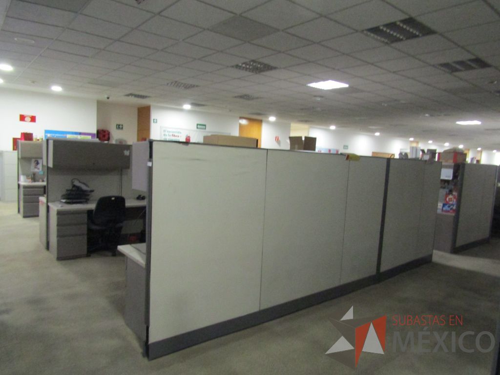 Lote 002 - Estación de trabajo para 16 personas con mampara alta con 16 gavetas - Imagen 4