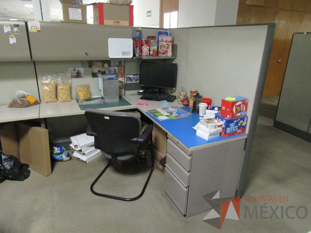 Lote 002 - Estación de trabajo para 16 personas con mampara alta con 16 gavetas - Imagen 6