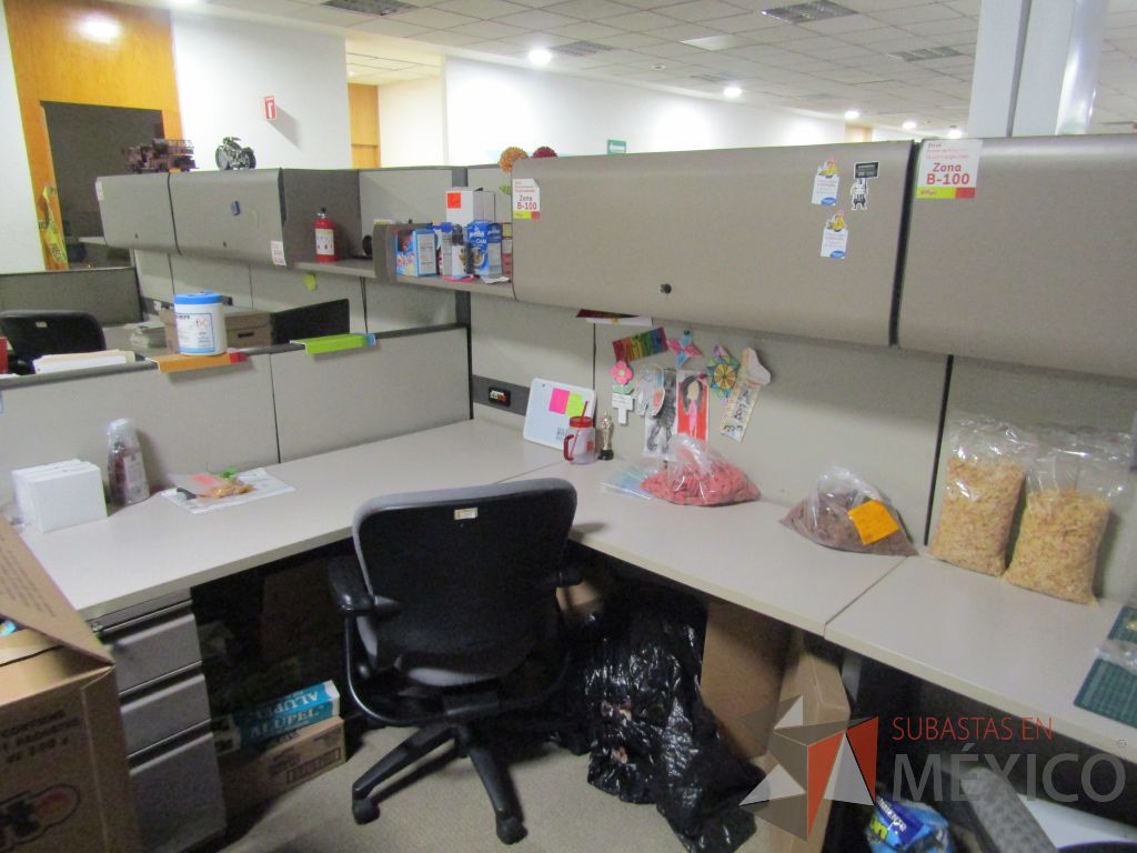 Lote 002 - Estación de trabajo para 16 personas con mampara alta con 16 gavetas - Imagen 7