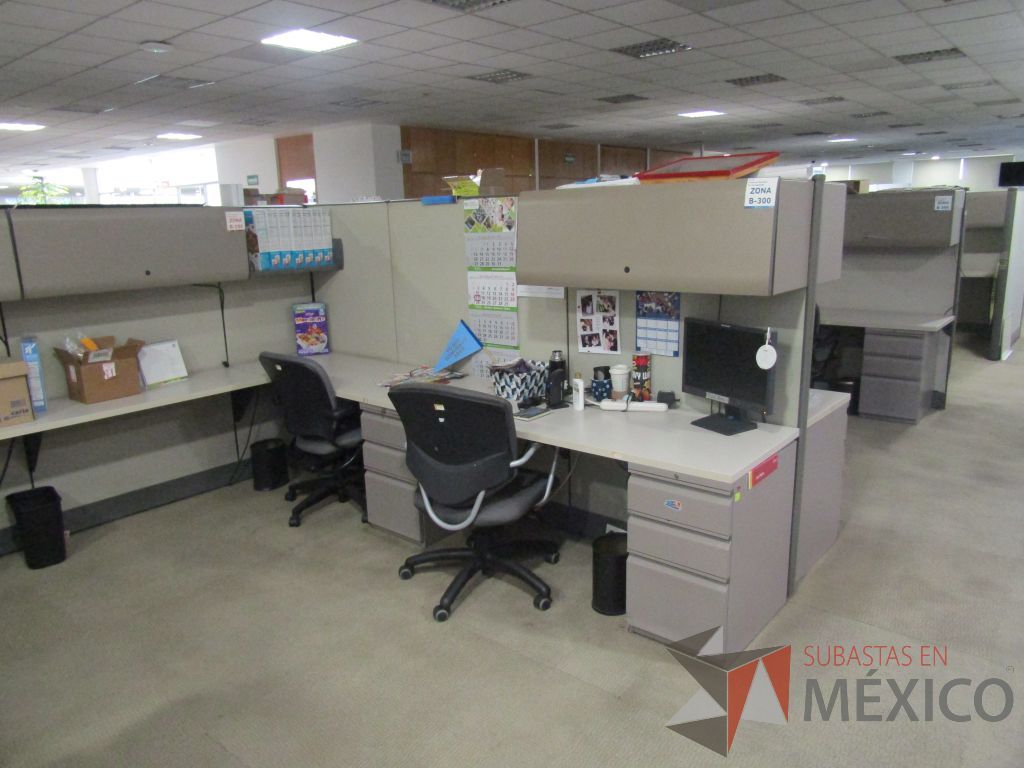 Lote 002 - Estación de trabajo para 16 personas con mampara alta con 16 gavetas - Imagen 17