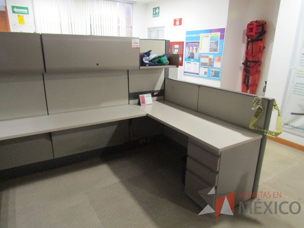 Lote 002 - Estación de trabajo para 16 personas con mampara alta con 16 gavetas - Imagen 20