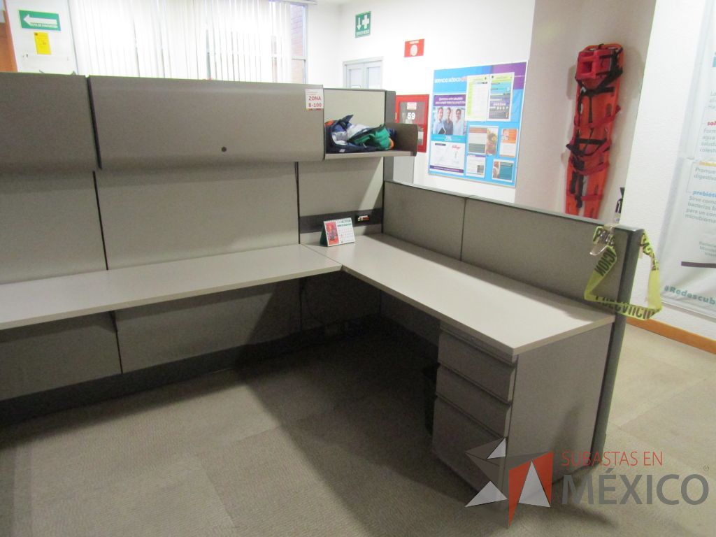 Lote 002 - Estación de trabajo para 16 personas con mampara alta con 16 gavetas - Imagen 21