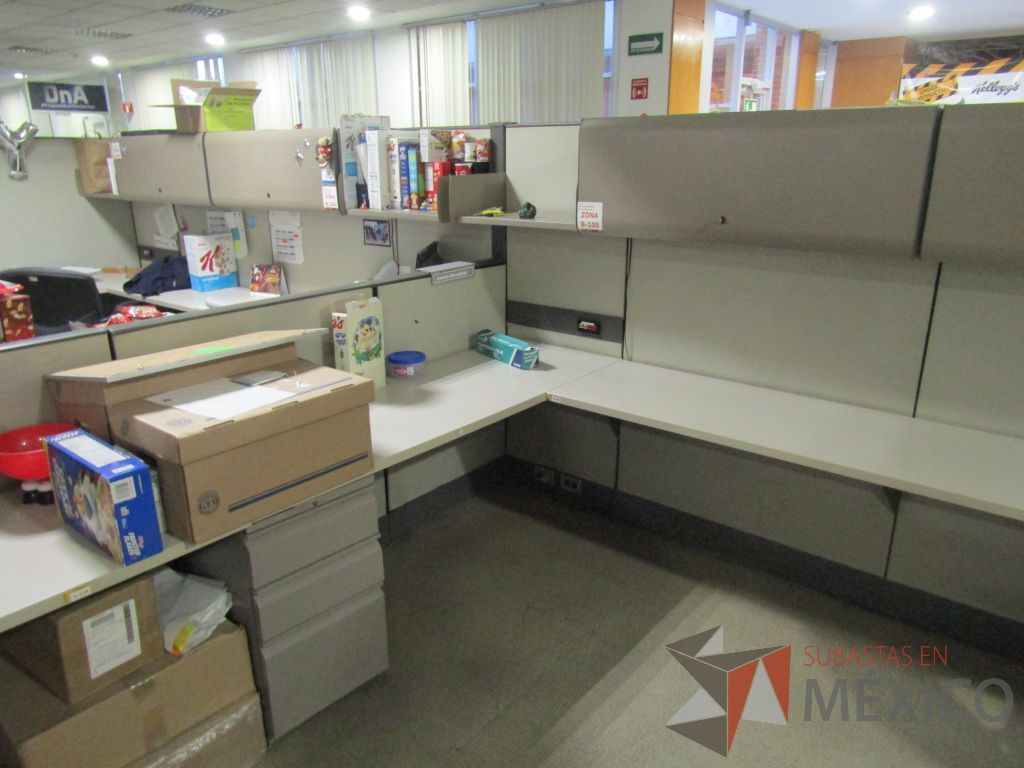 Lote 002 - Estación de trabajo para 16 personas con mampara alta con 16 gavetas - Imagen 30