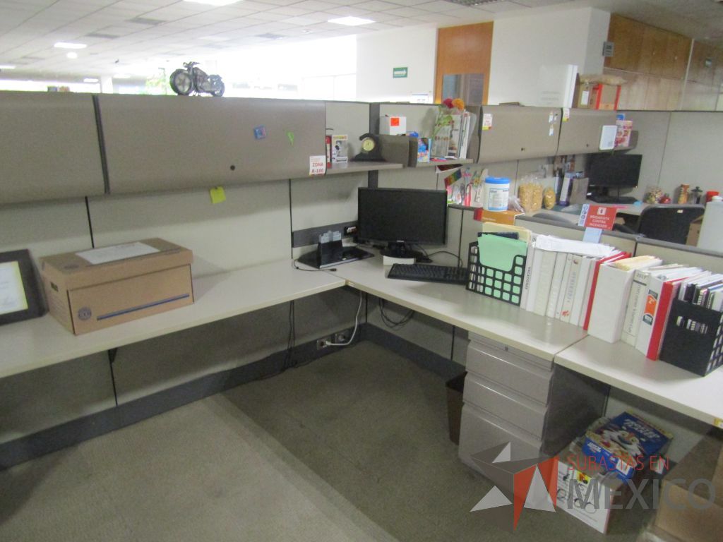 Lote 002 - Estación de trabajo para 16 personas con mampara alta con 16 gavetas - Imagen 22