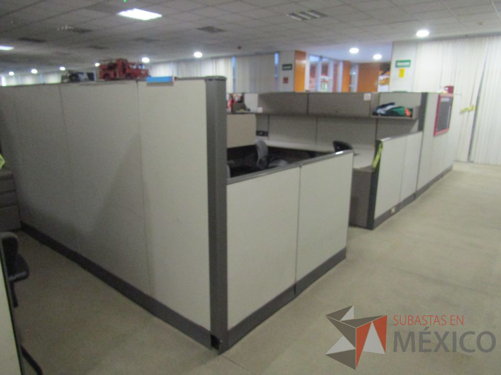 Lote 002 - Estación de trabajo para 16 personas con mampara alta con 16 gavetas - Imagen 31