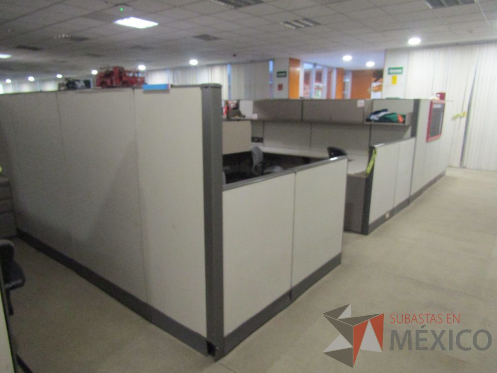 Lote 002 - Estación de trabajo para 16 personas con mampara alta con 16 gavetas - Imagen 25
